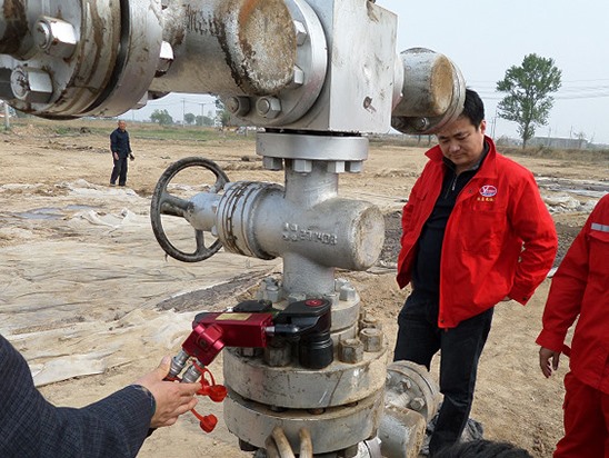 驅(qū)動(dòng)液壓扭矩扳手應(yīng)用在石油管道發(fā)蘭螺栓預(yù)緊